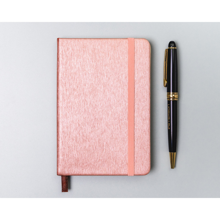 Różowy notes w formacie A6 zadrukowany w kropki, wyposażony w gumkę zamykającą - Peterson