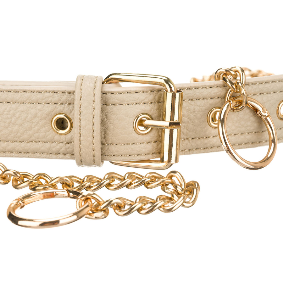 Beżowa saszetka damska ze skóry ekologicznej zamykana suwakiem, zawieszona na regulowanym pasku - Peterson