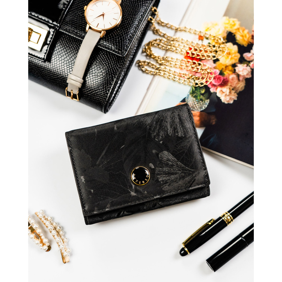 Poziomy portfel damski ze skóry naturalnej i ekologicznej w czarnym kolorze zamykany zatrzaskiem - Peterson