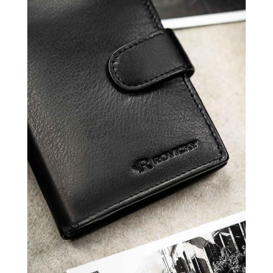 Czarny portfel męski ze skóry naturalnej mieszczący dowód rejestracyjny i wyposażony w system RFID - Rovicky
