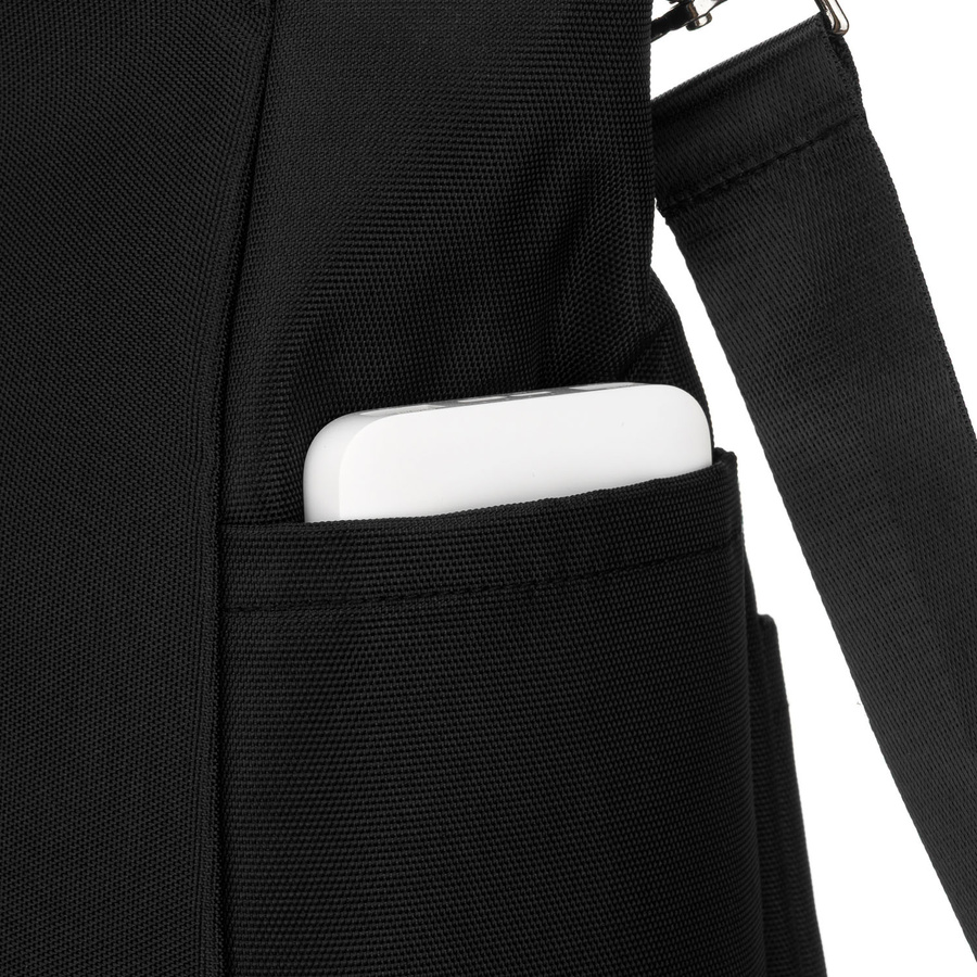 Czarna, pojemna torba damska z przegrodą na laptopa wykonana z poliestru - Peterson