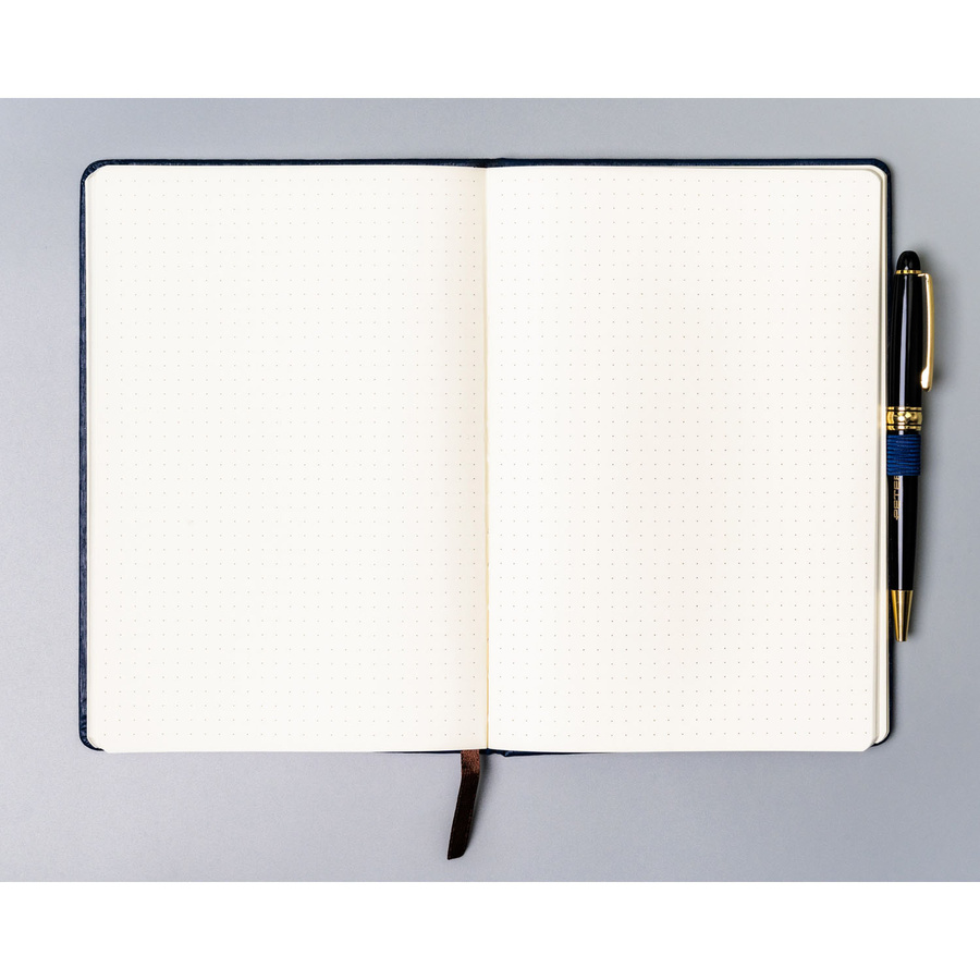 Notes w formacie A5 w granatowym kolorze, wyposażony w gumkę zamykającą - Peterson