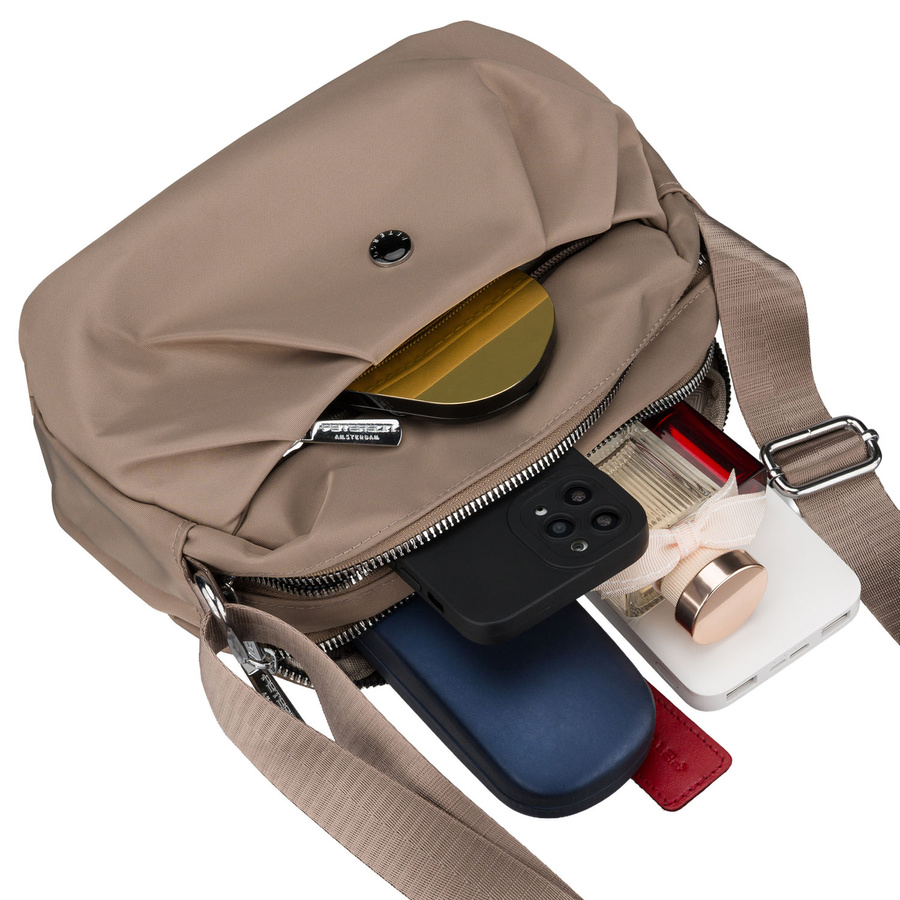 Beżowa, poręczna listonoszka damska z poliestru zawieszona na szerokim pasku - Peterson