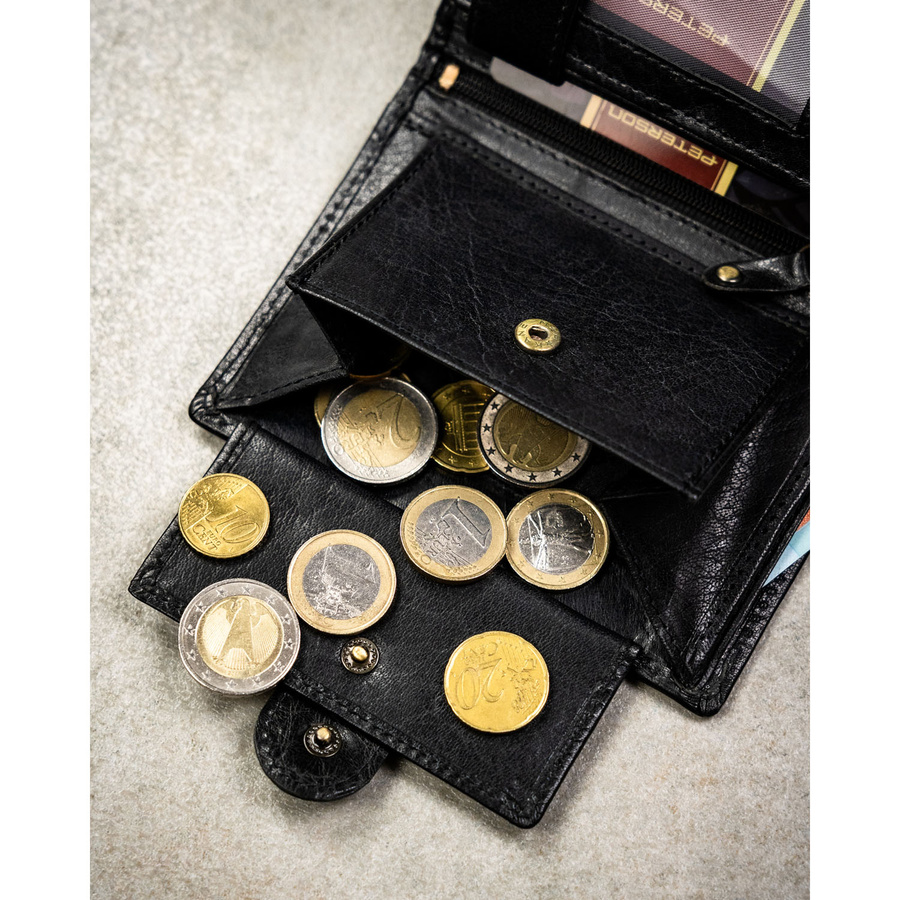 Klasyczny, skórzany portfel męski w czarnym kolorze zamykany zatrzaskiem - Peterson