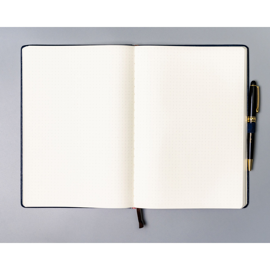 Granatowy notes w formacie B5 zadrukowany w kropki i wyposażony w gumkę zamykającą - Peterson