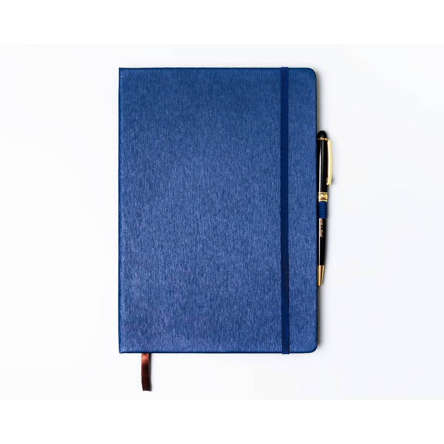 Granatowy notes w formacie B5 zadrukowany w kropki i wyposażony w gumkę zamykającą - Peterson