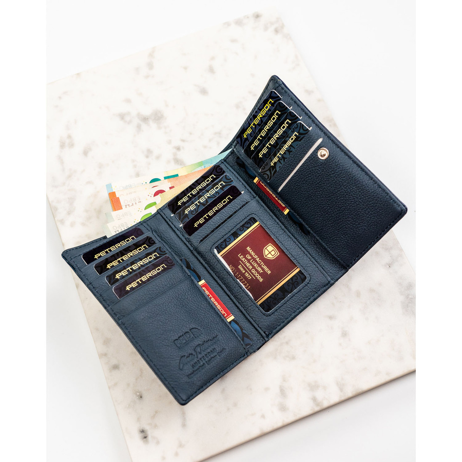 Portfel damski ze skóry naturalnej i ekologicznej w granatowym kolorze zamykany na zatrzask i bigiel - Peterson