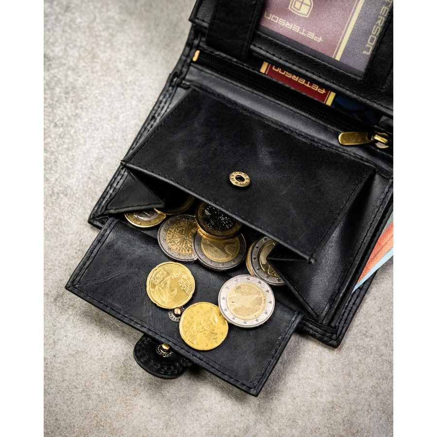 Pionowy portfel męski ze skóry naturalnej w czarnym kolorze zamykany na zatrzask - Peterson