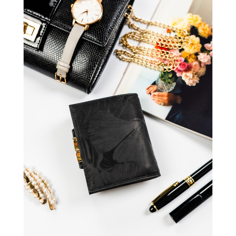 Mały portfel damski w czarnym kolorze zamykany na bigiel i zatrzask - Peterson