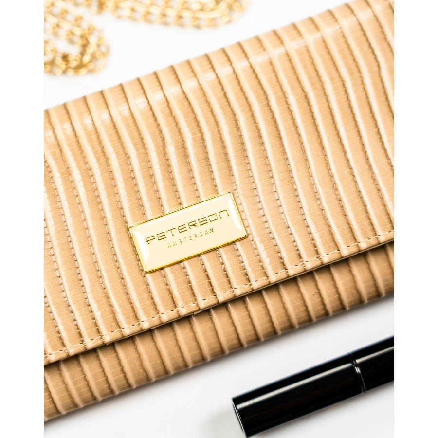 Beżowy portfel damski ze skóry naturalnej i ekologicznej zamykany zatrzaskiem, ozdobiony wzorem w plecionkę - Peterson