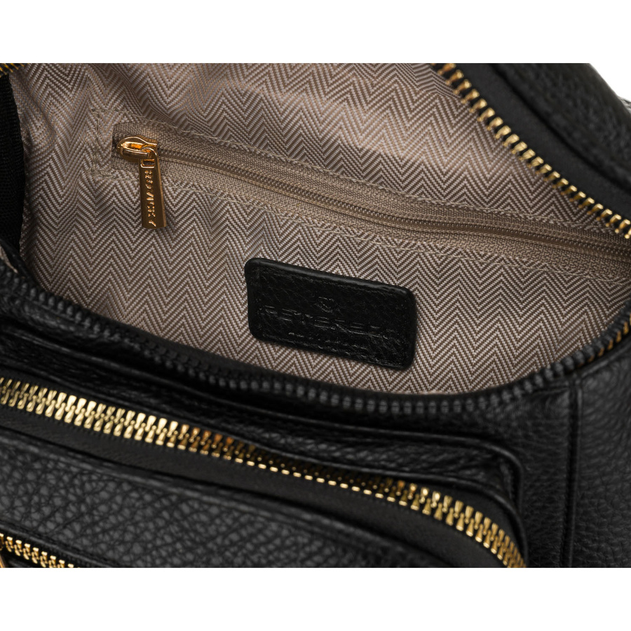 Czarna saszetka damska ze skóry ekologicznej, zamykana suwakiem i zawieszona na regulowanym pasku - Peterson