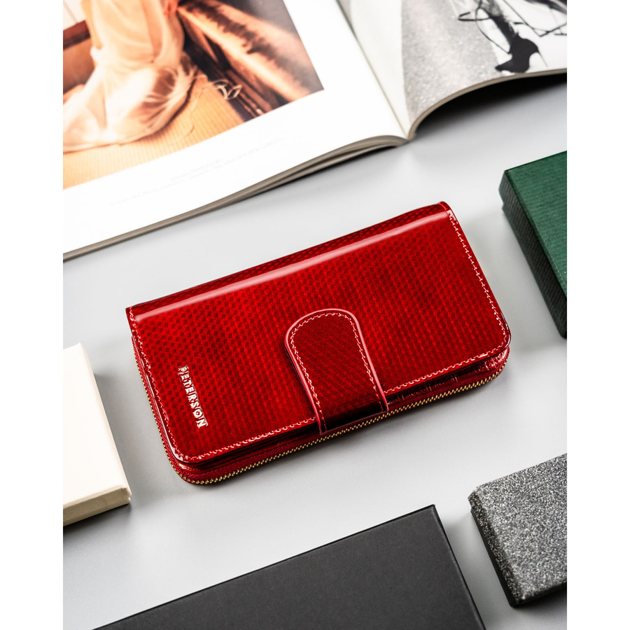 Pionowy portfel damski z lakierowanej skóry naturalnej w czerwonym kolorze - Peterson