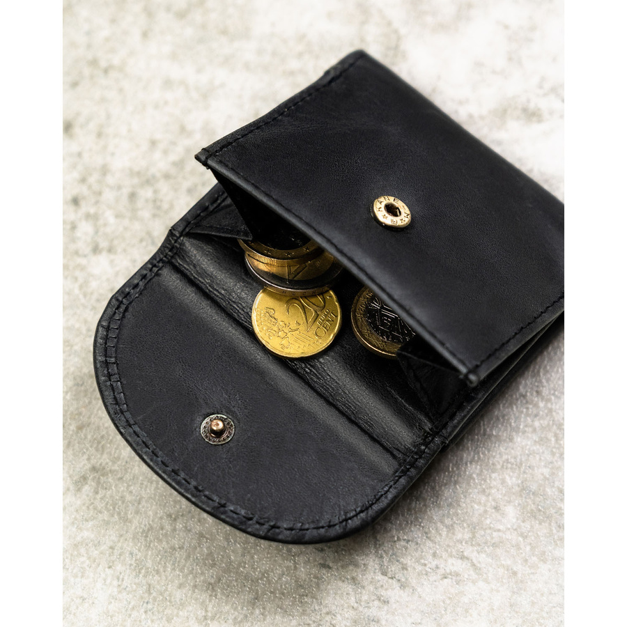 Mały i cienki, skórzany portfel męski w czarnym kolorze zamykany zatrzaskiem - Rovicky