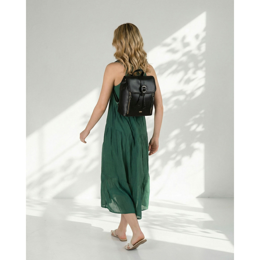 Czarny, niewielki plecak damski ze skóry ekologicznej wyposażony w nóżki ochronne - Rovicky