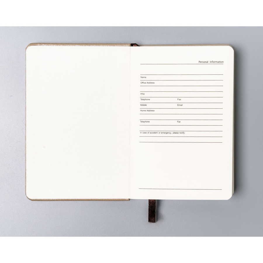 Beżowy notes w formacie A6 zadrukowany w linie, wyposażony w gumkę zamykającą - Peterson