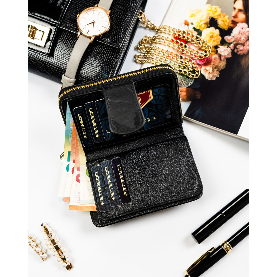 Portfel w orientacji pionowej wykonany ze skóry naturalnej i ekologicznej w czarnym kolorze - Peterson