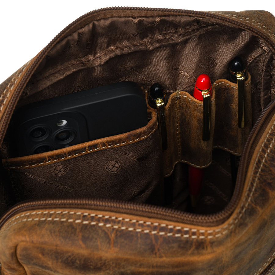 Skórzana, brązowa listonoszka męska, jednokomorowa i zawieszona na regulowanym pasku - Peterson