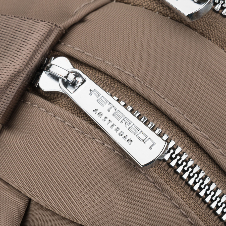 Beżowa, poręczna listonoszka damska z poliestru zawieszona na szerokim pasku - Peterson