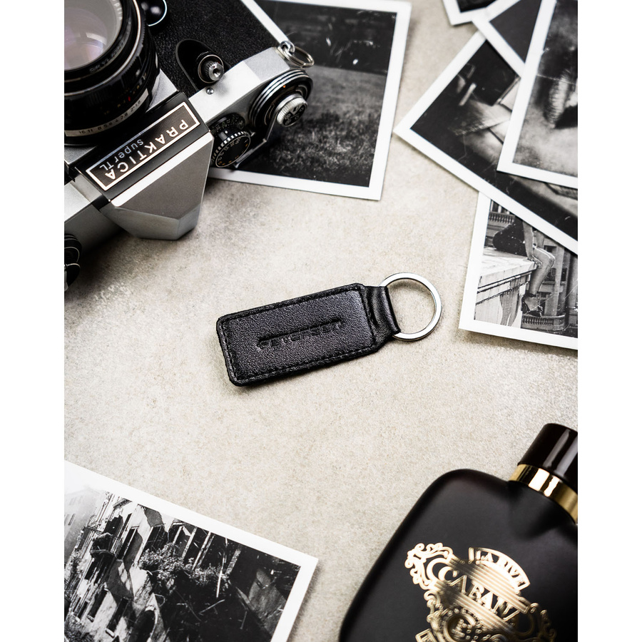 Portfel męski ze skóry naturalnej w czarnym kolorze z systemem RFID i w zestawie z brelokiem - Peterson