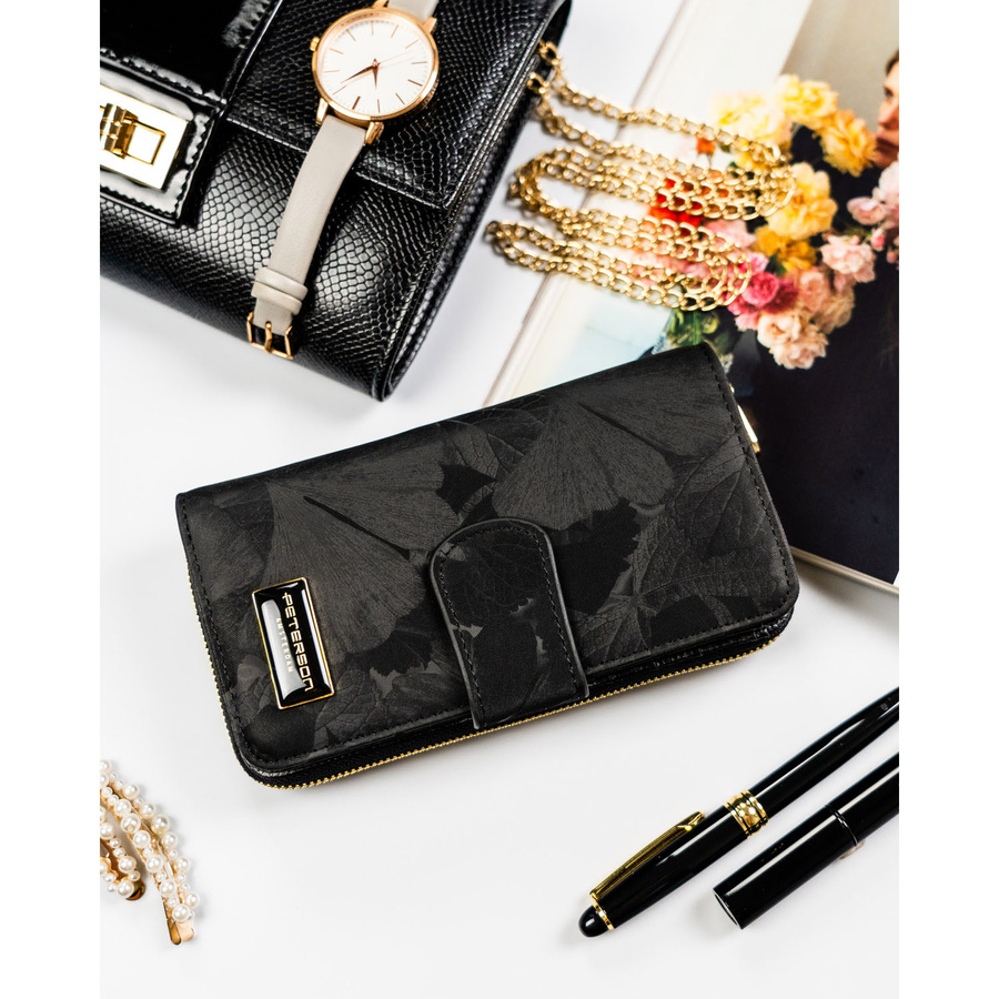 Duży, czarny portfel w orientacji pionowej wykonany ze skóry naturalnej i ekologicznej w czarnym kolorze - Peterson