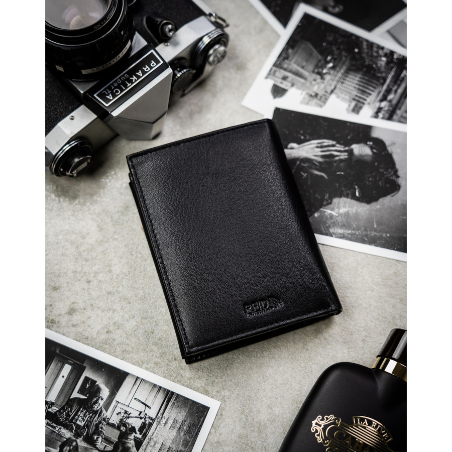 Zestaw prezentowy: skórzany, pionowy portfel męski w czarnym kolorze bez zapięcia i czarny pasek ze skóry ekologicznej - Peterson