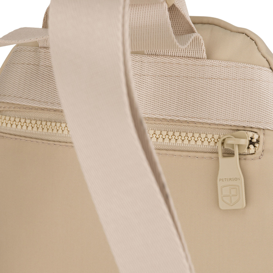 Mały plecak damski wykonany z poliestru w kolorze ecru, jednokomorowy - Peterson