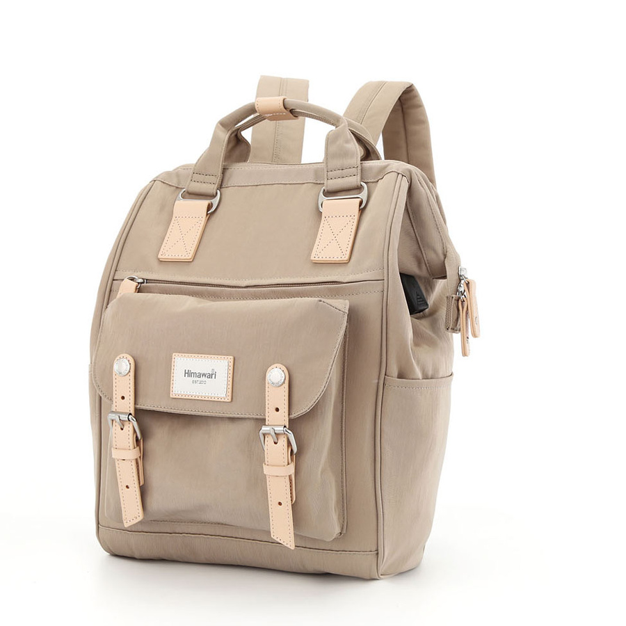 Duży, brązowy plecak wykonany z poliestru zawieszony na regulowanych szelkach - Himawari