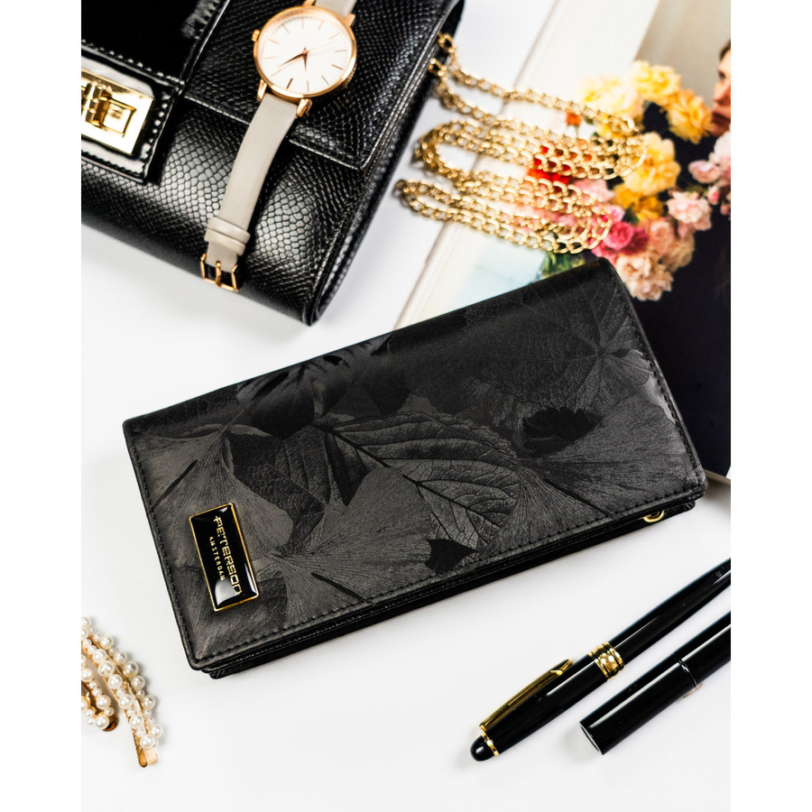 Duży, pionowy portfel damski w czarnym kolorze zamykany na magnes i suwak - Peterson