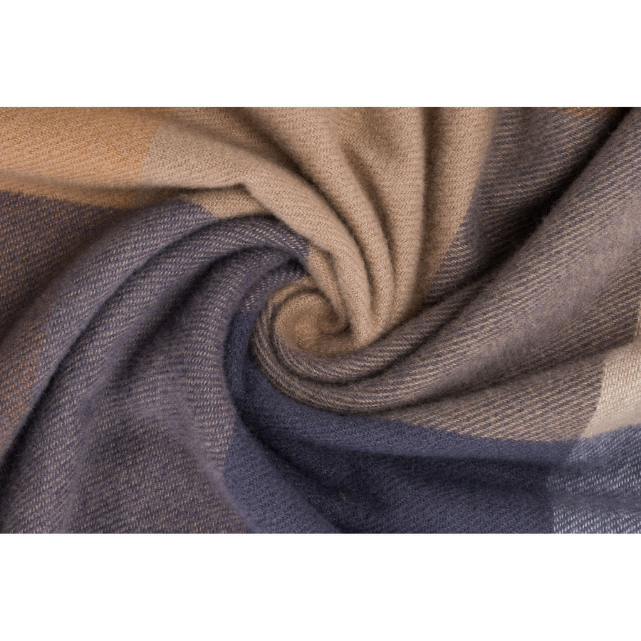 Dwustronny szalik damski z frędzlami w dominującym kolorze khaki - Peterson