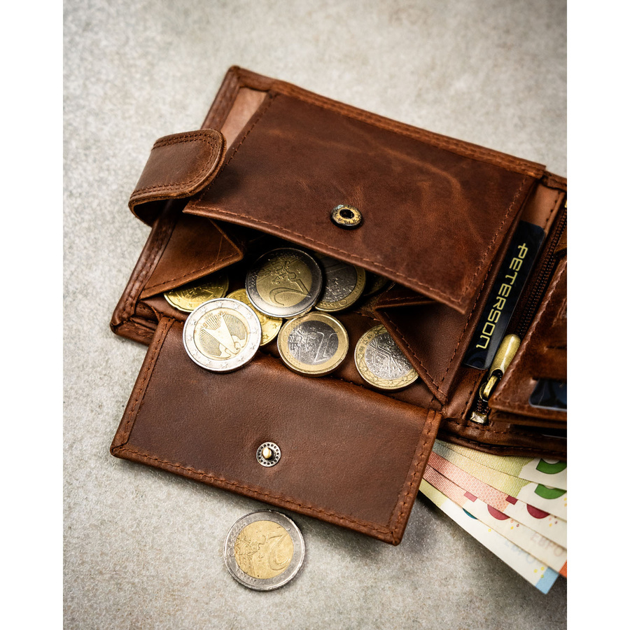 Brązowy, skórzany portfel męski wyposażony w system RFID i zamykany zatrzaskiem - Peterson