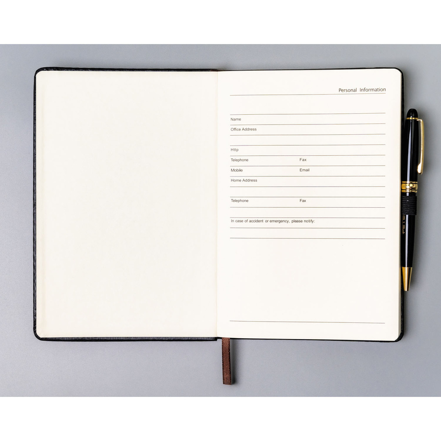 Czarny notes w formacie A5 zadrukowany w kropki, wyposażony w gumkę zamykającą - Peterson