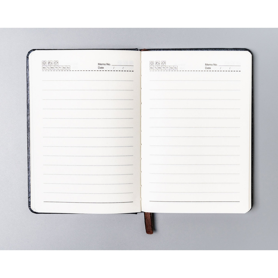 Notes w formacie A6 w szarym kolorze, zadrukowany w linie i wyposażony w gumkę zamykającą - Peterson