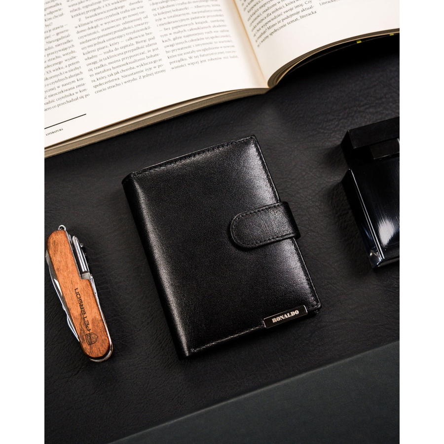 Duży, pionowy portfel męski ze skóry naturalnej w czarnym kolorze zamykany na zatrzask - Ronaldo