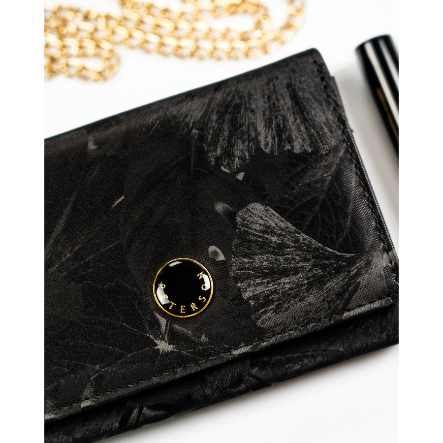 Poziomy portfel damski ze skóry naturalnej i ekologicznej w czarnym kolorze zamykany zatrzaskiem - Peterson