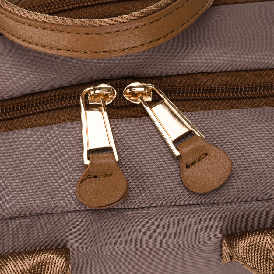 Nylonowy, beżowy plecak damski na regulowanych szelkach zamykany suwakiem - Peterson