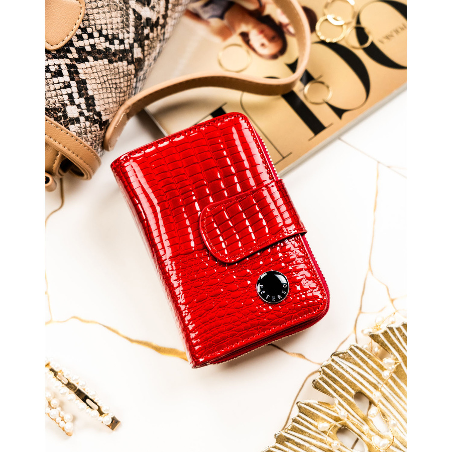 Czerwony portfel damski ze skóry naturalnej zamykany na suwak i zatrzask - Peterson