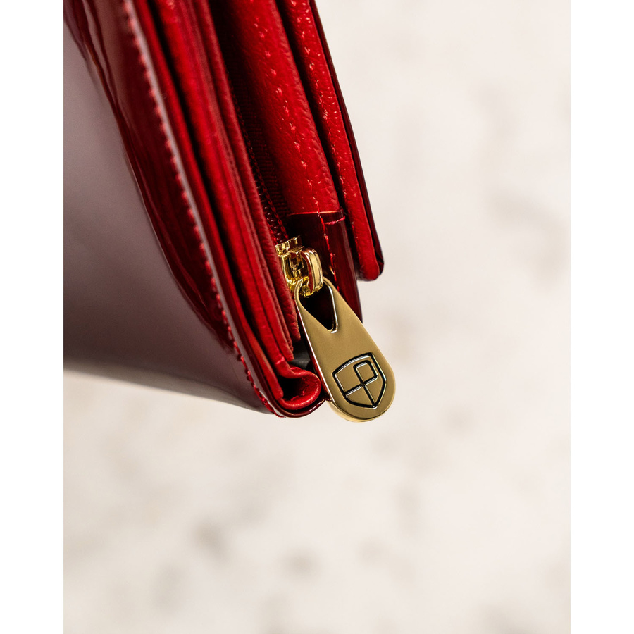 Duży, czerwony portfel damski z lakierowanej skóry naturalnej zamykany na zatrzask - Peterson