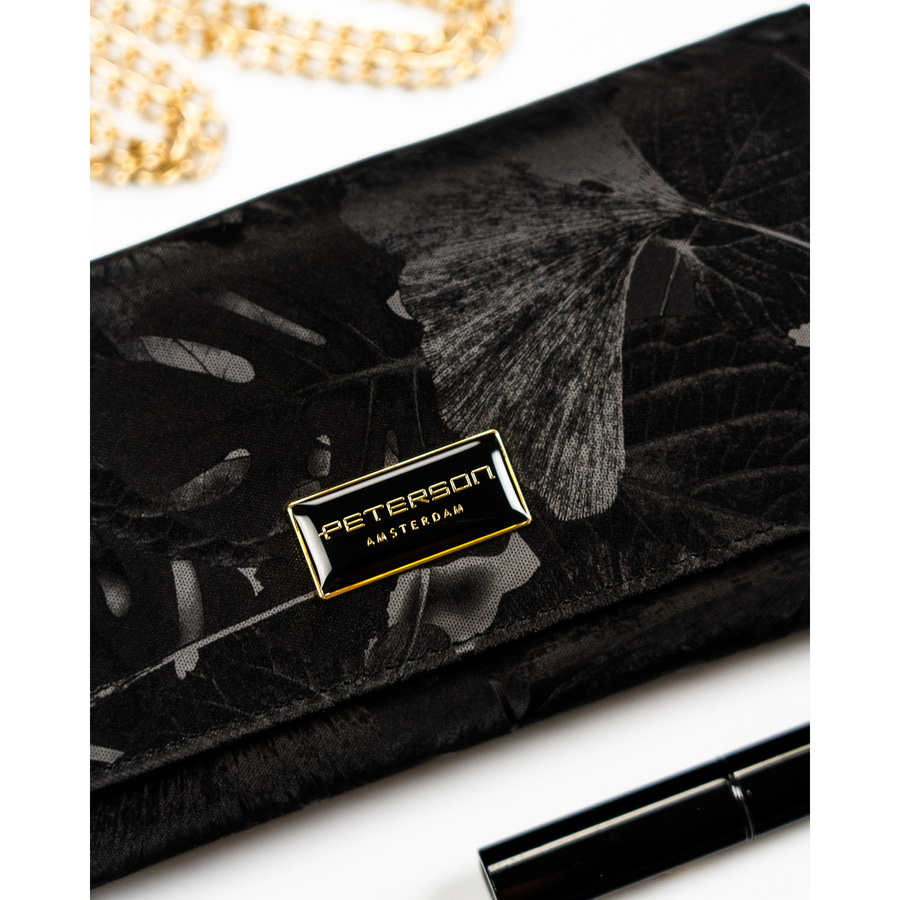 Duży portfel damski ze skóry naturalnej i ekologicznej w czarnym kolorze, zamykany zatrzaskiem - Peterson