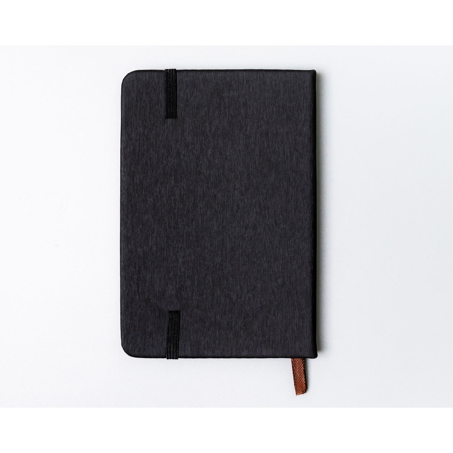 Czarny notes w formacie A6 zadrukowany w linie, wyposażony w gumkę zamykającą - Peterson