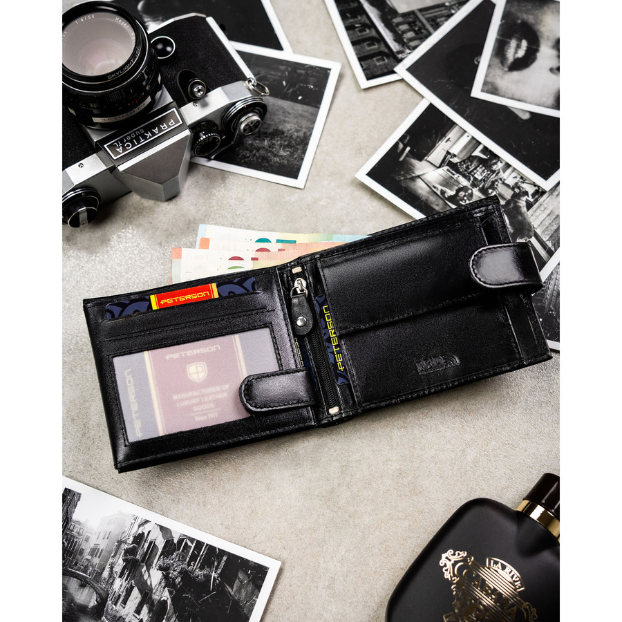 Portfel męski ze skóry naturalnej w czarnym kolorze zamykany na zatrzask, w zestawie z brelokiem - Peterson