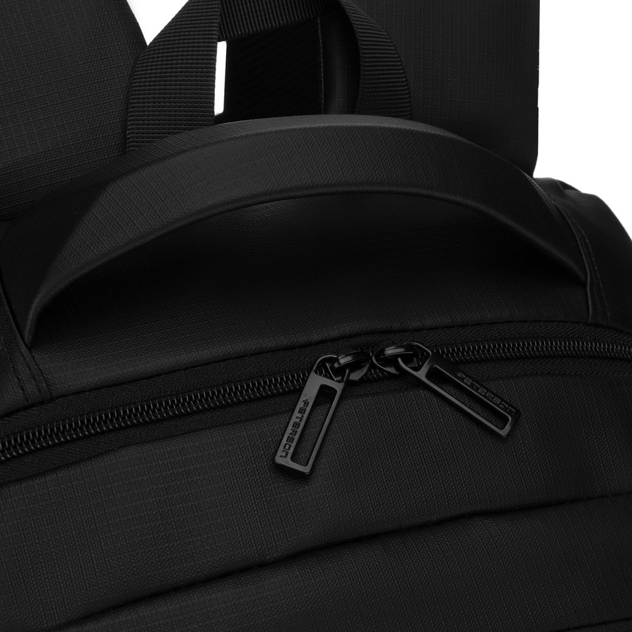 Duży plecak podróżny w czarnym kolorze z miejscem na laptopa, zamykany suwakiem - Peterson