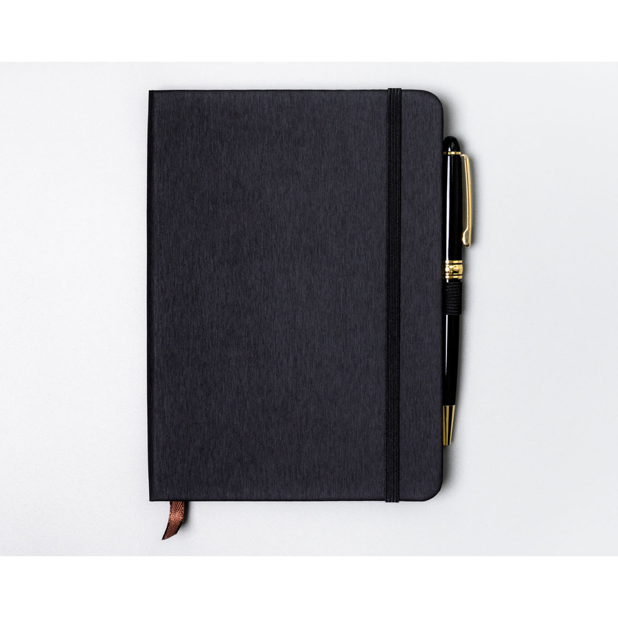 Czarny notes w formacie B6 zadrukowany w linie, wyposażony w gumkę zamykającą - Peterson