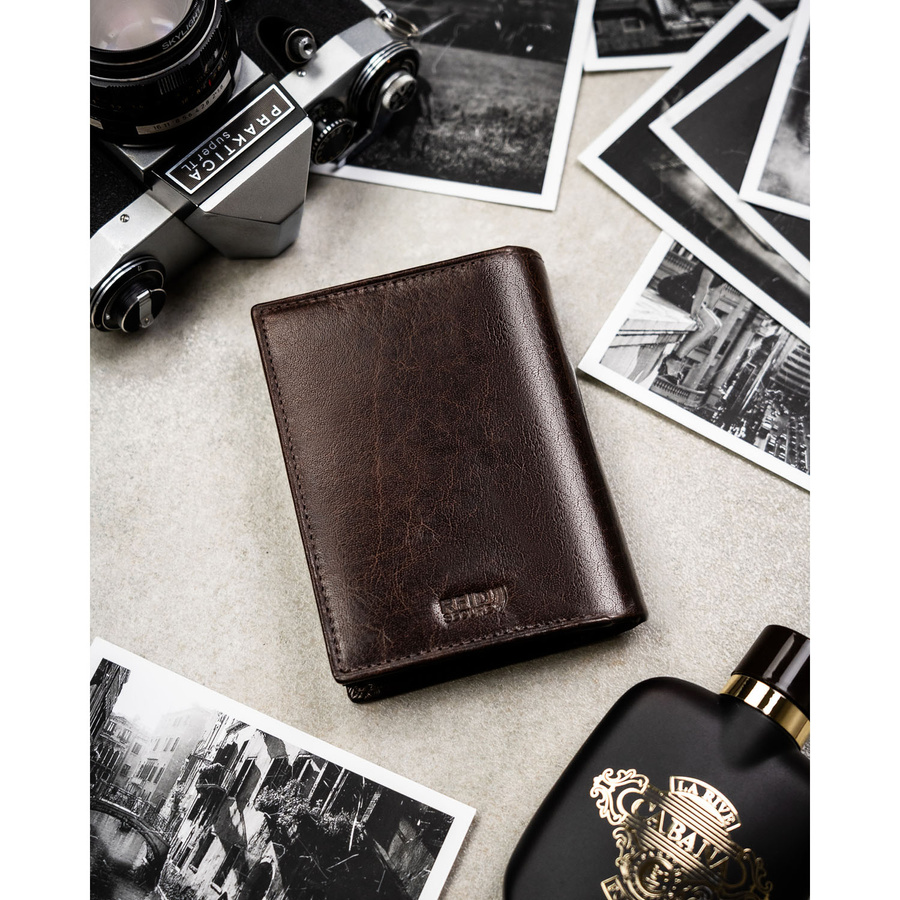 Elegancki, skórzany portfel męski w brązowym kolorze bez zapięcia zewnętrznego - Peterson