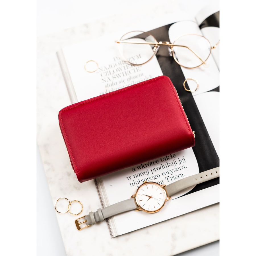 Portfel damski wykonany ze skóry ekologicznej w czerwonym kolorze, model w orientacji poziomej - Peterson