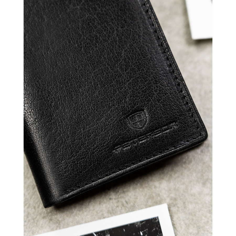 Pionowy portfel męski ze skóry naturalnej w czarnym kolorze, model bez zapięcia zewnętrznego - Peterson