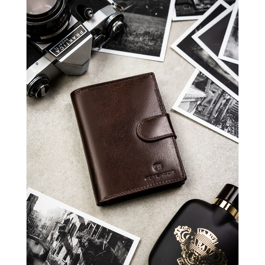 Klasyczny, skórzany portfel męski w brązowym kolorze zamykany zatrzaskiem - Peterson