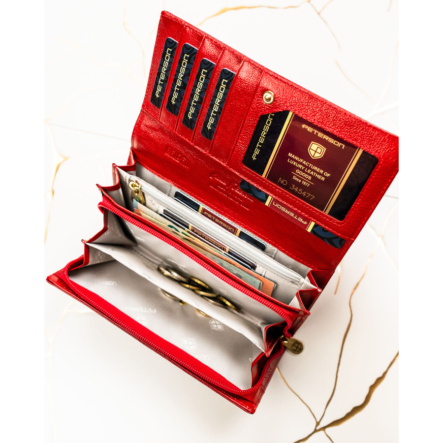 Skórzany, czerwony portfel damski ze wzorem imitującym gadzią skórę, zamykany na zatrzask - Peterson