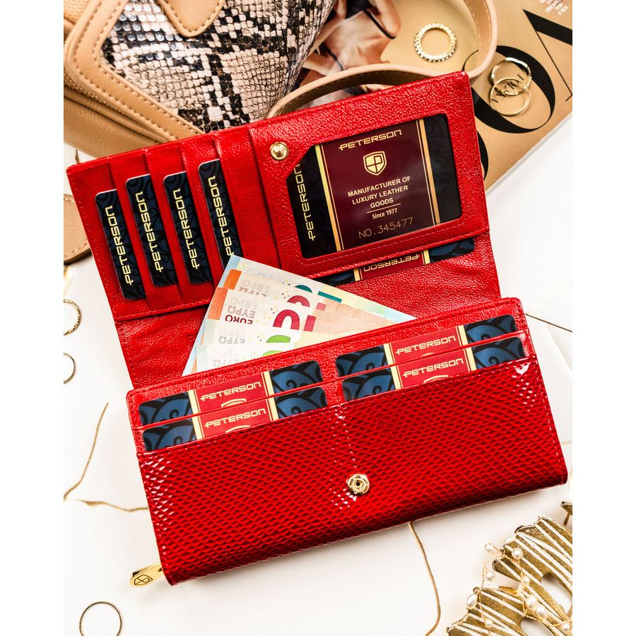 Skórzany, czerwony portfel damski ze wzorem imitującym gadzią skórę, zamykany na zatrzask - Peterson