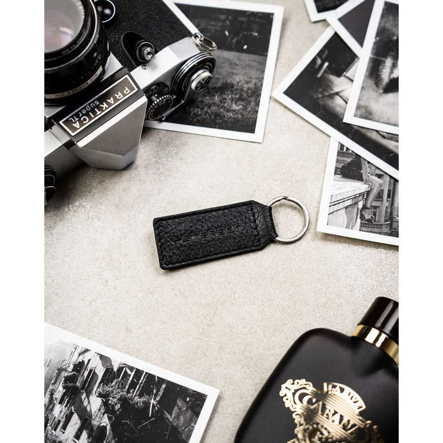 Poziomy, duży portfel męski ze skóry naturalnej w czarnym kolorze w zestawie z brelokiem - Peterson