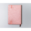 Notes w formacie A6 w różowym kolorze, zadrukowany w linie i wyposażony w gumkę zamykającą - Peterson